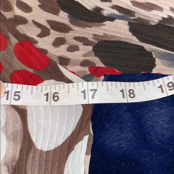 🌟🌟🌟INVESTMENTS. 3/4 SLEEVES BLOUSE. STRETCHY MATERIAL - Picture 6 of 8